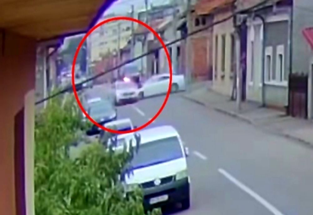 O mașină a lovit autospeciala de poliție aflată în misiune
