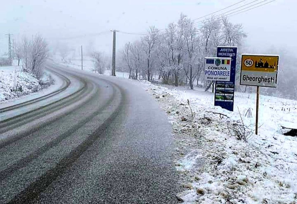 Atenție! Zăpadă! Utilajele intervin în zona de nord a județului Mehedinți