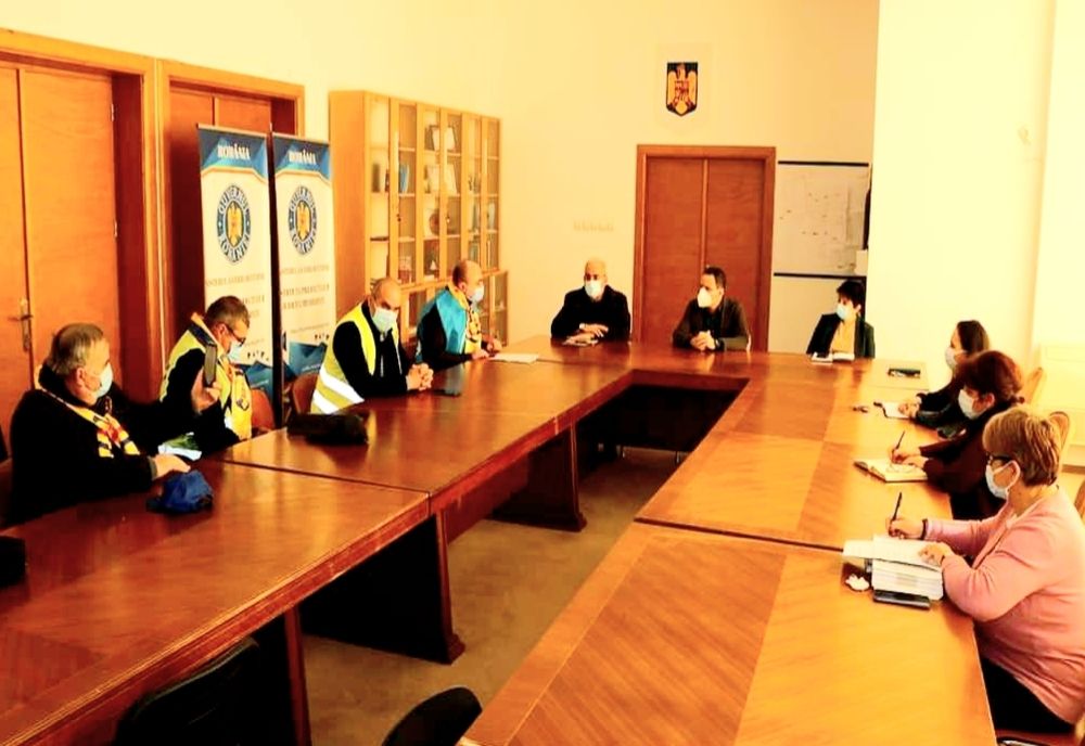 Protestatarii din fața Prefecturii invitați la discuții