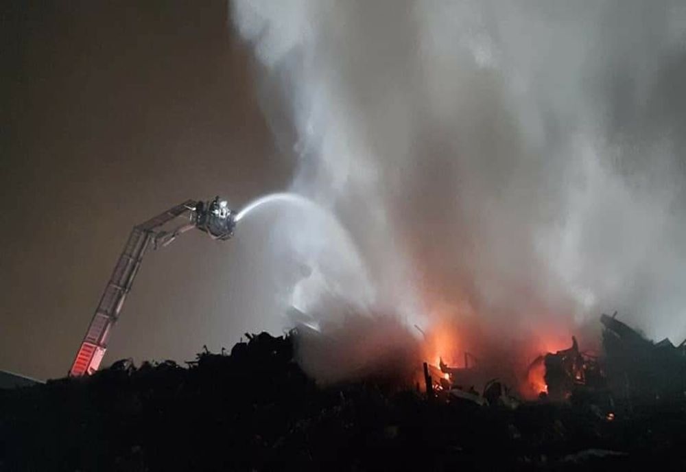  Incendiu la un depozit de deșeuri feroase în zona Portului Comercial 