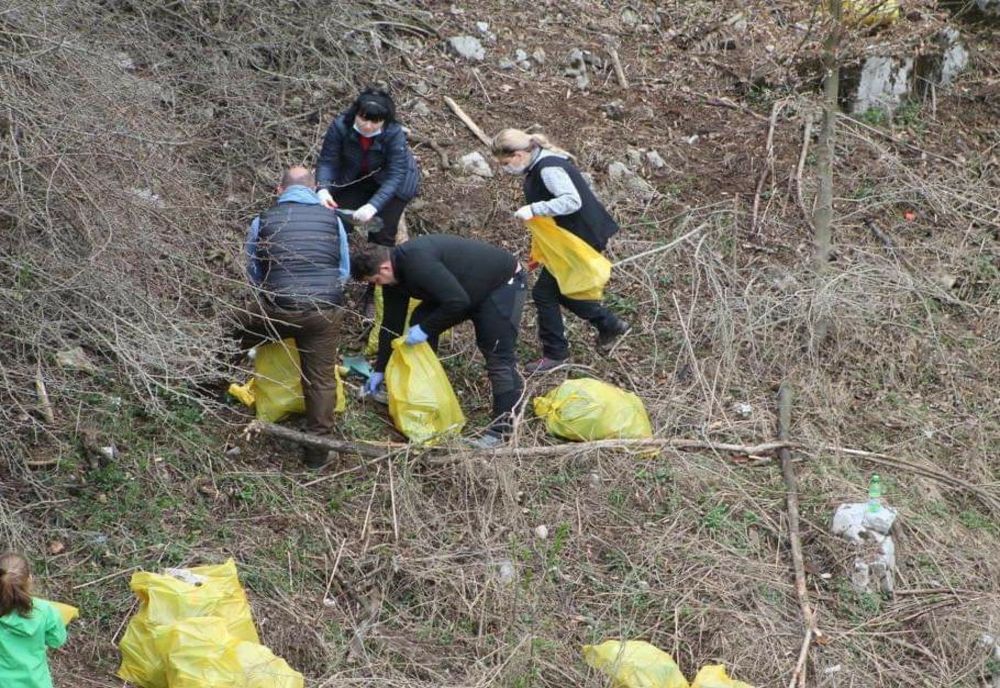 Acțiune de ecologizare în Geoparcul Platoul Mehedinți