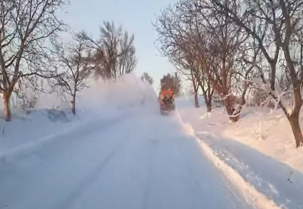 Se circulă extrem de dificil în toate trecătorile montane
