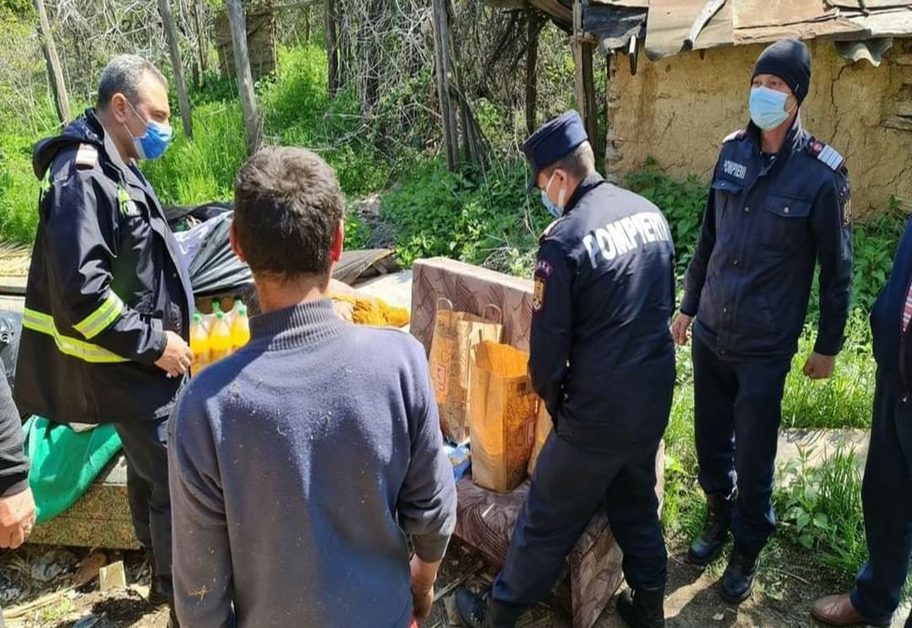 Bărbatul care a rămas fără casă în urma unui incendiu, sprijinit de pompierii mehedințeni 