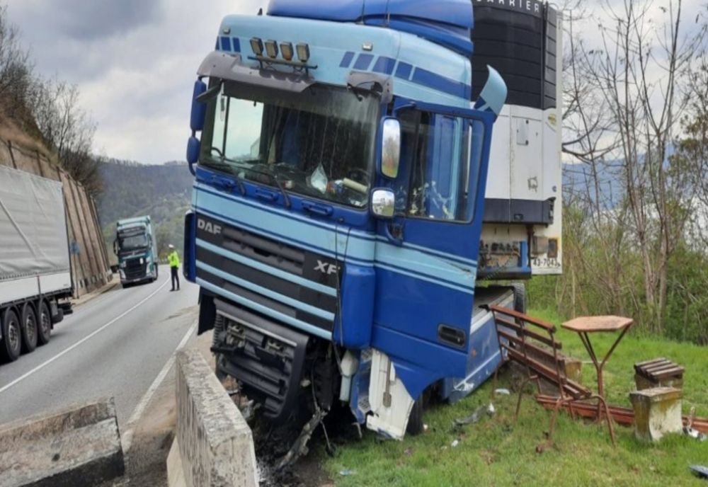 Un tir s- a oprit în parapet in municipiul Orșova