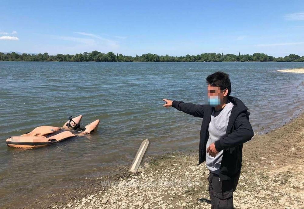 Zece străini din Afganistan şi Bangladesh, prinşi cu barca pe Dunăre, în Mehedinţi