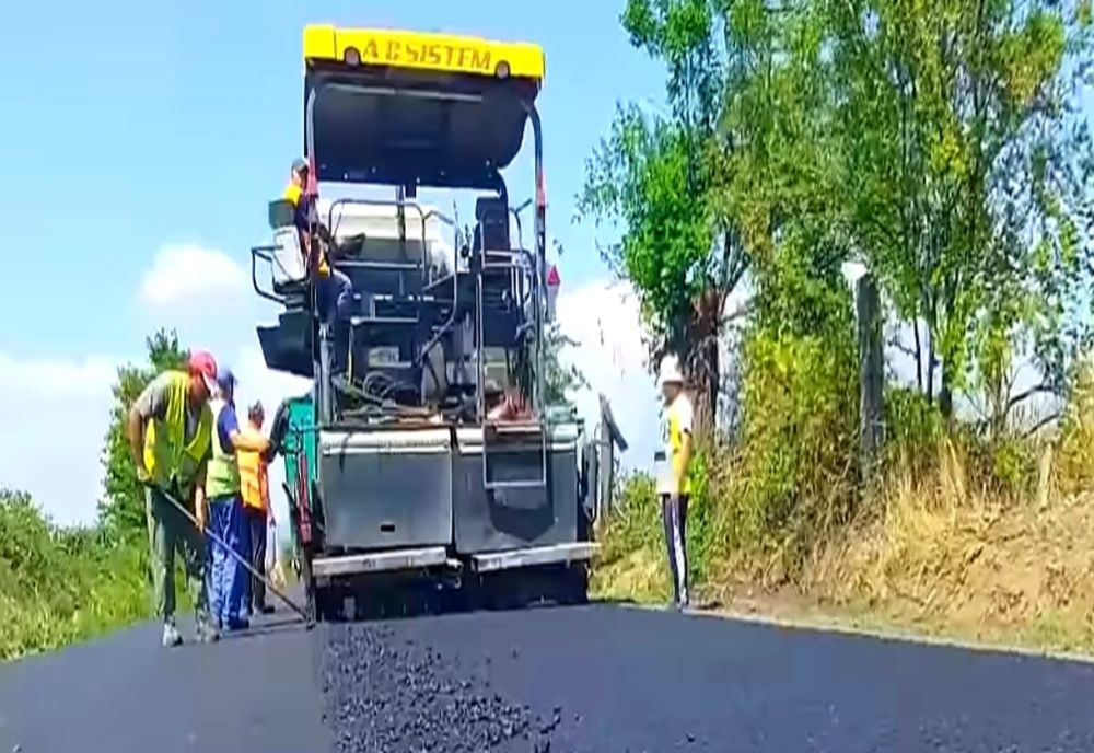 Asfaltări pe DJ 607A, începând de la Mina Husnicioara