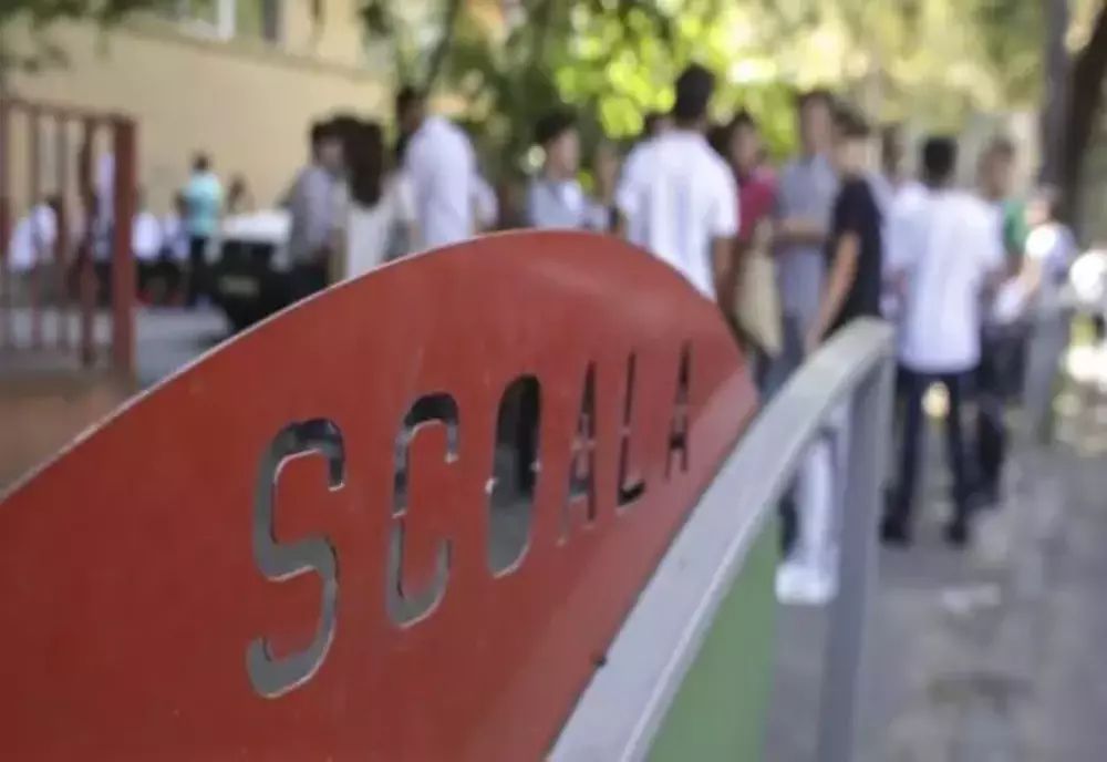 Protest al asociațiilor de elevi în Piața Victoria, chiar în prima zi de școală