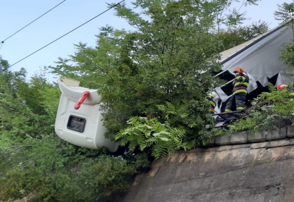 Autotren încărcat cu cupru rămas suspendat deasupra magistralei feroviare
