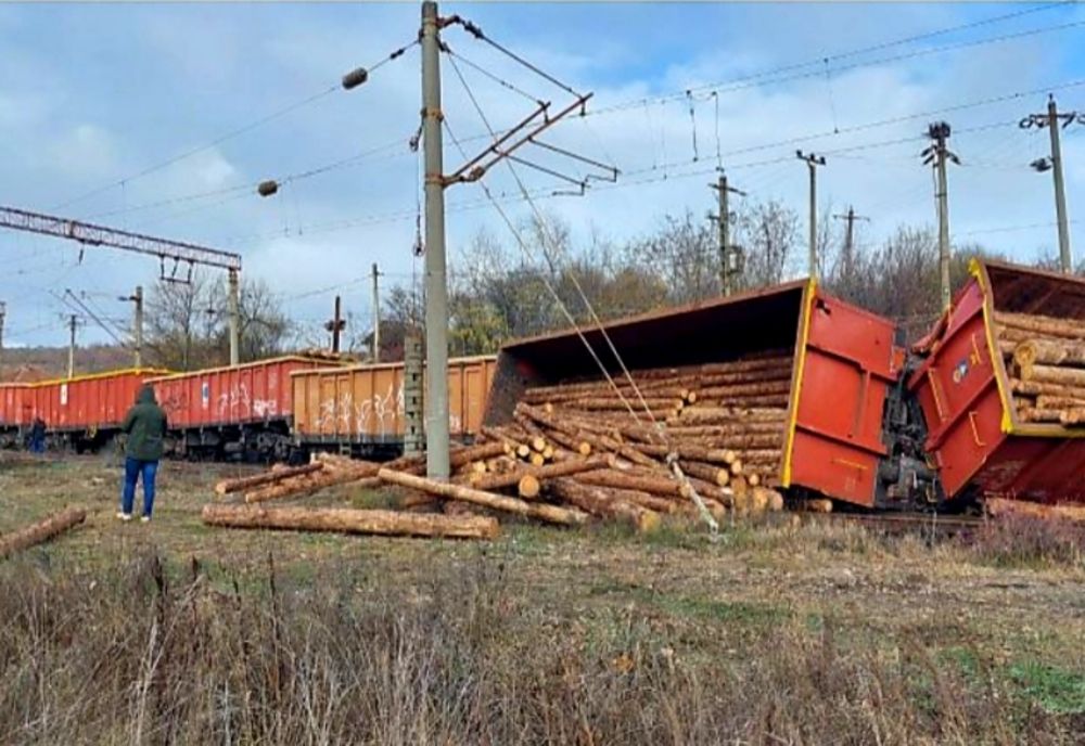 Trafic feroviar blocat. Vagoane răsturnate