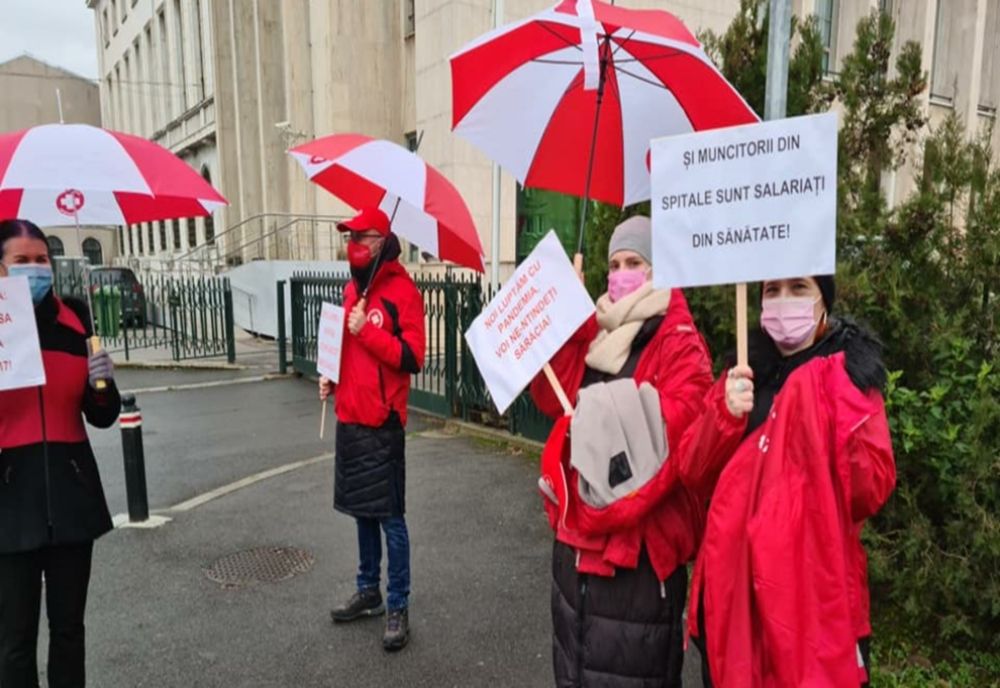 Protest SANITAS în fața Guvernului - Angajații cer creșterea salariilor de bază