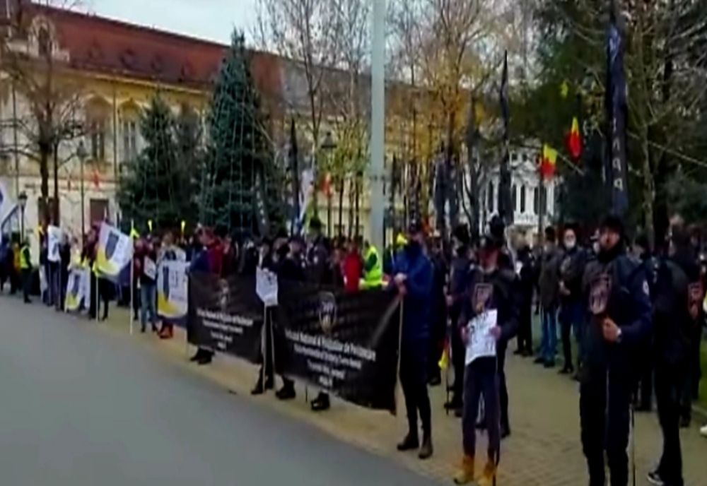 Polițiștii au protestat în fața Prefecturii