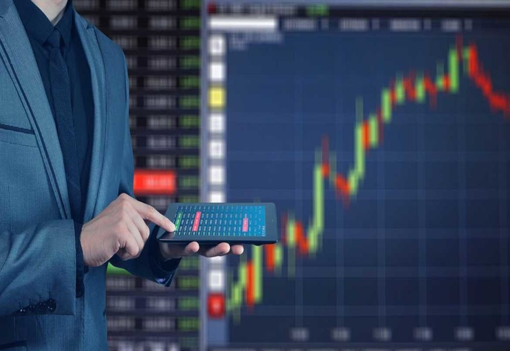 2022 începe în România cu creșteri de salariu, pensii dar și scumpiri