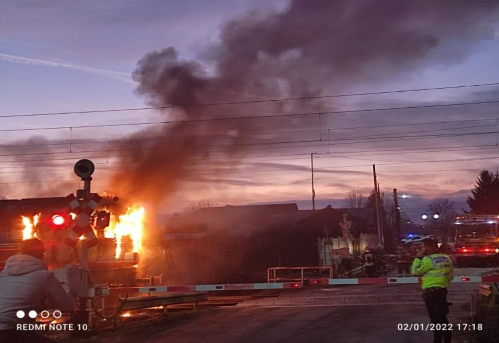 Locomotivă în flăcări, la Brazi, în apropierea trecerii la nivel cu calea ferată. Trafic rutier și feroviar blocat