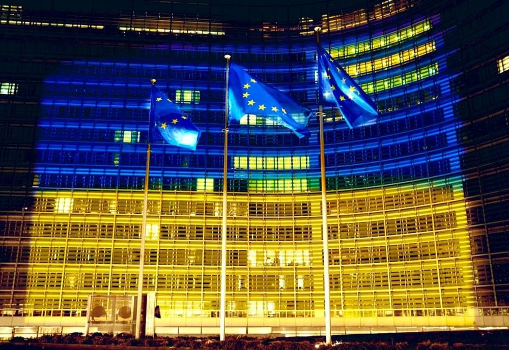 StandWithUkraine|Sediul Comisiei Europene, „îmbrăcat” în culorile Ucrainei