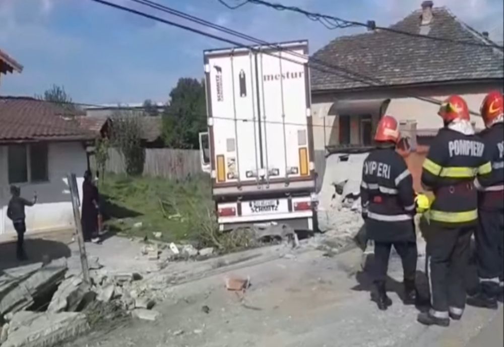 Un tir a distrus gardurile a două proprietăți și a dărâmat un stâlp de electricitate
