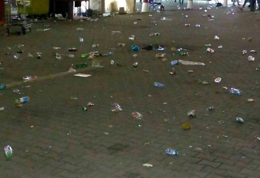 Numeroase gunoaie lăsate pe străzi după zilele orașului Drobeta Turnu Severin