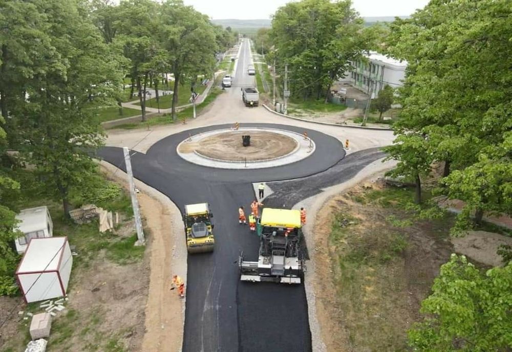 Sens giratoriu la intersecția DJ 562A cu drumul care duce în Dealul Stârmina în Mehedinți