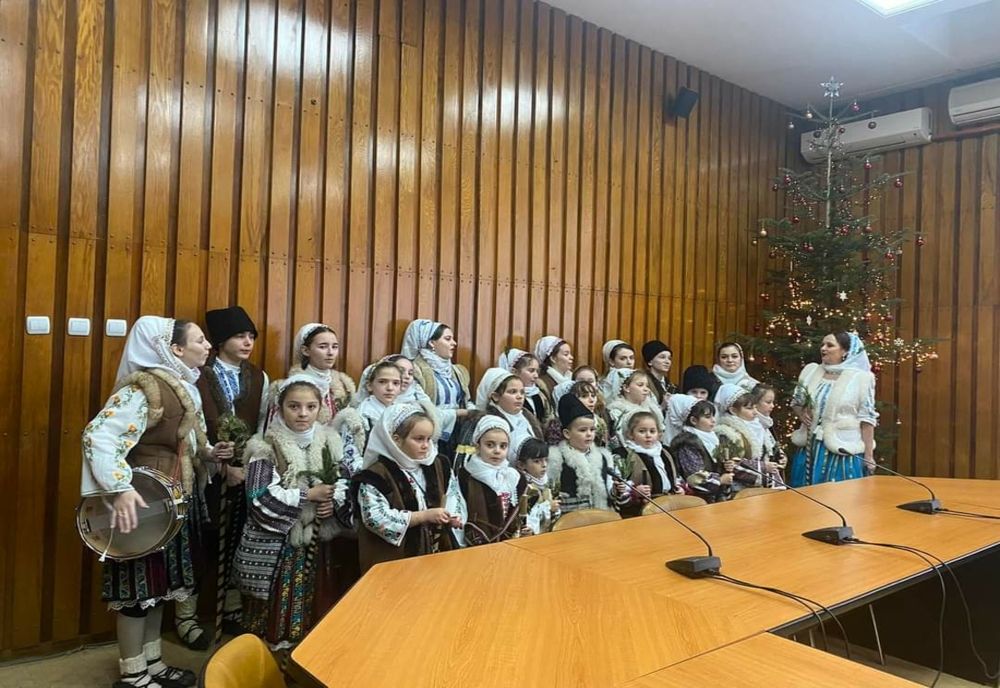 Colindele a peste 150 de colindători au răsunat astăzi la Consiliul Județean