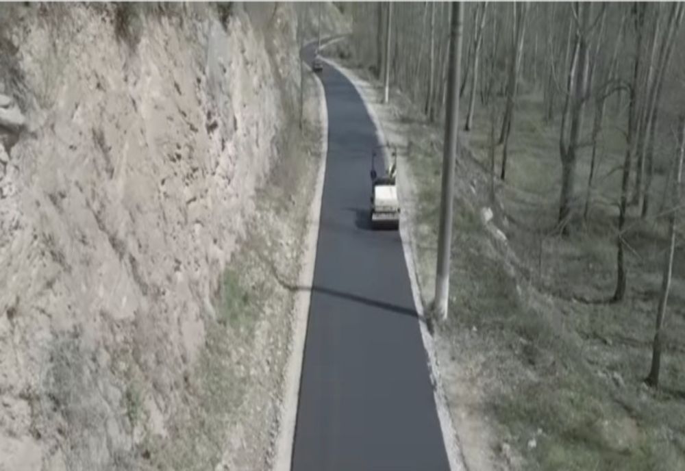 Lucrările de asfaltare de pe DJ 607C între localitățile Bahna și Ilovița au ajuns la final