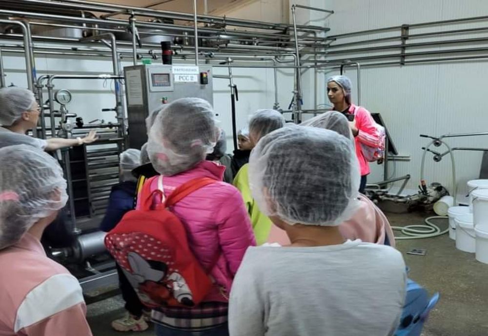 Elevi din Mehedinți în vizită la unități de cercetare și societăți de procesare a fructelor și laptelui