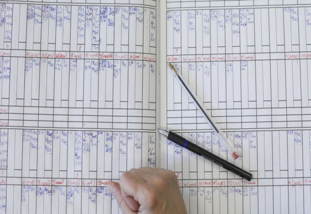 UN PROFESOR DIN MEHEDINȚI, PUS SUB CONTROL JUDICIAR DUPĂ CE A PUS NOTE ÎN CATALOG UNOR ELEVI CARE ERAU ABSENȚI