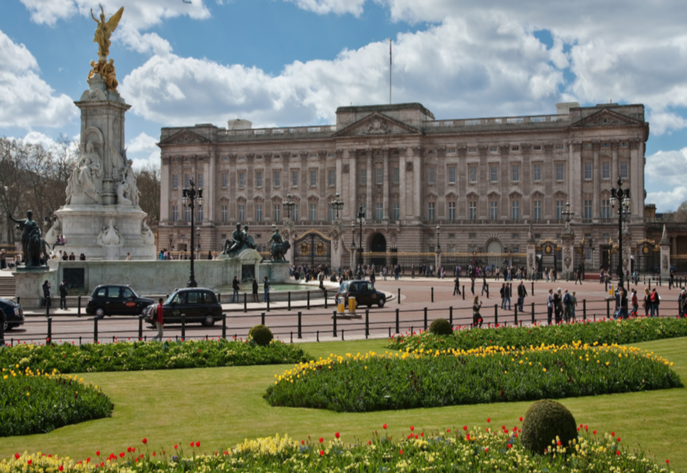 PALATUL BUCKINGHAM DESCHIDE VIZITATORILOR CAMERA CU CELEBRUL BALCON