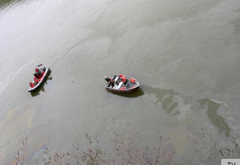 MICROBUZUL CĂZUT ÎN DUNĂRE A FOST SCOS LA MAL. ȘOFERUL A FOST GĂSIT DECEDAT