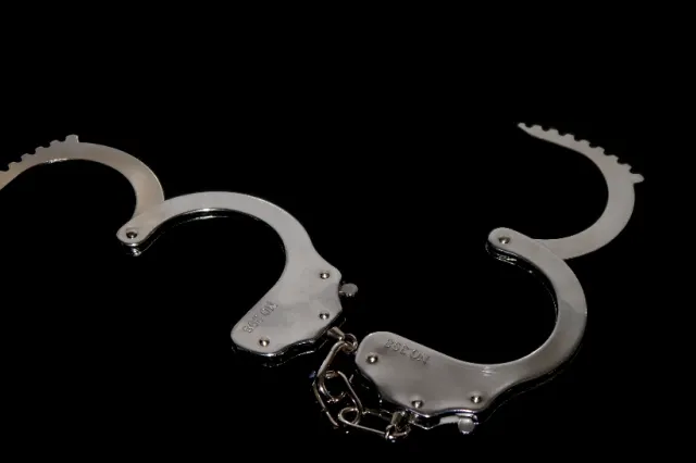 Bărbat din Mehedinţi, arestat preventiv pentru pornografie infantilă în formă agravantă şi şantaj