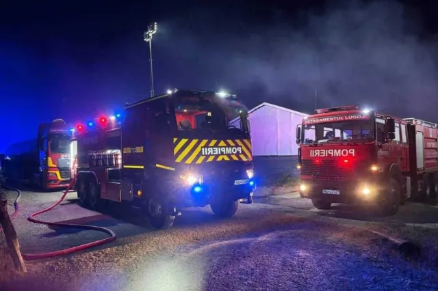 Incendiu în Strehaia, lângă un bloc: două magazii au ars, iar locatarii au fost evacuați