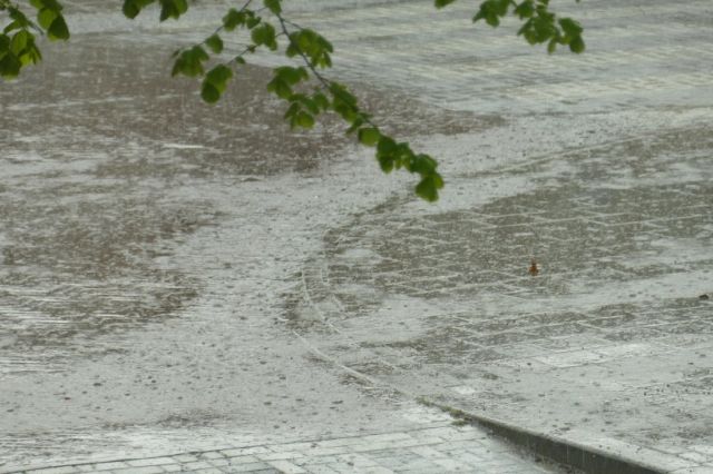 Zi capricioasă în România! Temperaturi de vară și descărcări electrice în numeroase zone