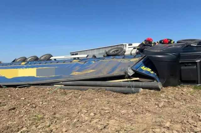 Autotren încărcat cu tuburi metalice, răsturnat în afara carosabilului în județul Mehedinți