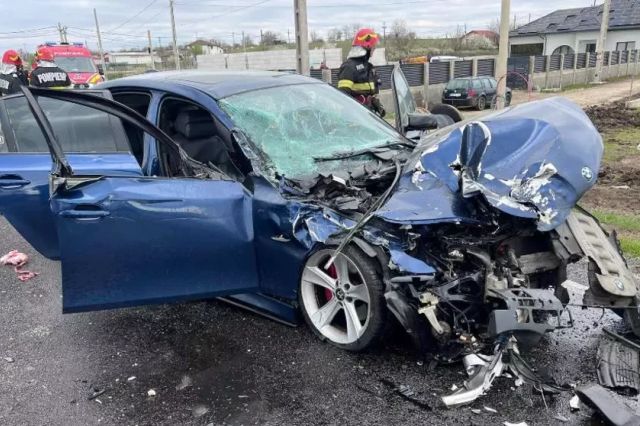 Impact devastator între un autoturism şi o camionetă, pe o șosea din județul Mehedinți