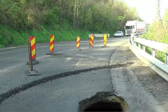 Infern în trafic de 3 luni. Craterul uriaș care blochează unul dintre cele mai circulate drumuri din România