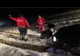 O familie a rămas cu autoturismul înzăpezit pe un drum izolat