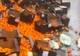 Un TIR plin cu portocale s-a răsturnat, iar oamenii s-au înghesuit pe șosea să le adune