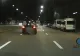 Momentul în care un şofer teribilist ia mâinile de pe volan şi se ridică in picioare, din decapotabilă