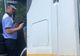 Au fost surprinși în timp ce furau motorină din rezervorul unui TIR aflat în parcare