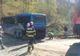 Un autocar, cu elevi din Severin, a rămas blocat pe calea ferată